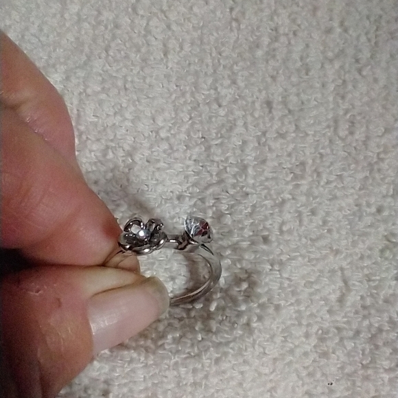 Silvertone floral flower 🌸🌹 crystal 🔮 ring - Picture 3 of 4
